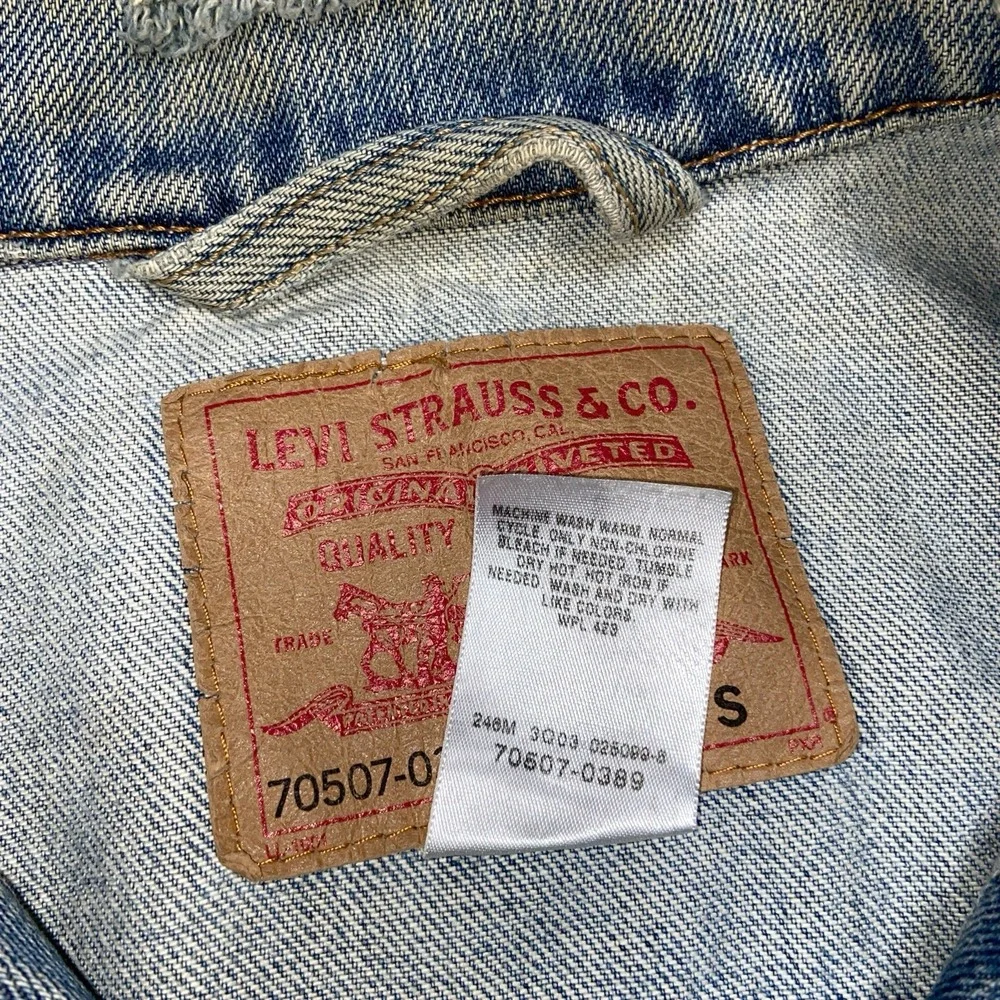 Vintage Levi's 70507-0389 Standard Trucker Denim Jacket Size S Blue Distressed